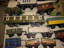 antikes blechspielzeug vor